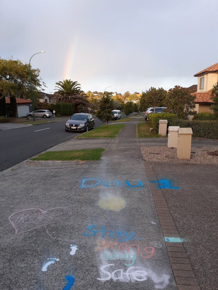 Lock Downで遠くへ行けない子が家の前の道に書いたと思われる”Day2 stay strong stay safe（Lock Down2日目、強くそして安全に過ごそう！）”の落書きの上にうっすらと虹が…